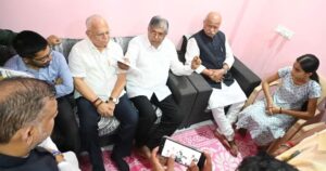 Read more about the article पालकमंत्री चंद्रकांत पाटील यांनी घेतले केसरेकर दाम्पत्याच्या मुलांचे शैक्षणिक पालकत्व 