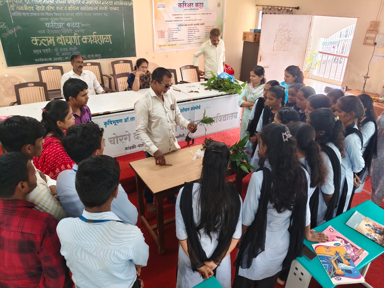 You are currently viewing करिअर कट्टा अंतर्गत स्वयंरोजगार प्रकल्पातील कलम बांधणी कार्यशाळा उत्साहात संपन्न
