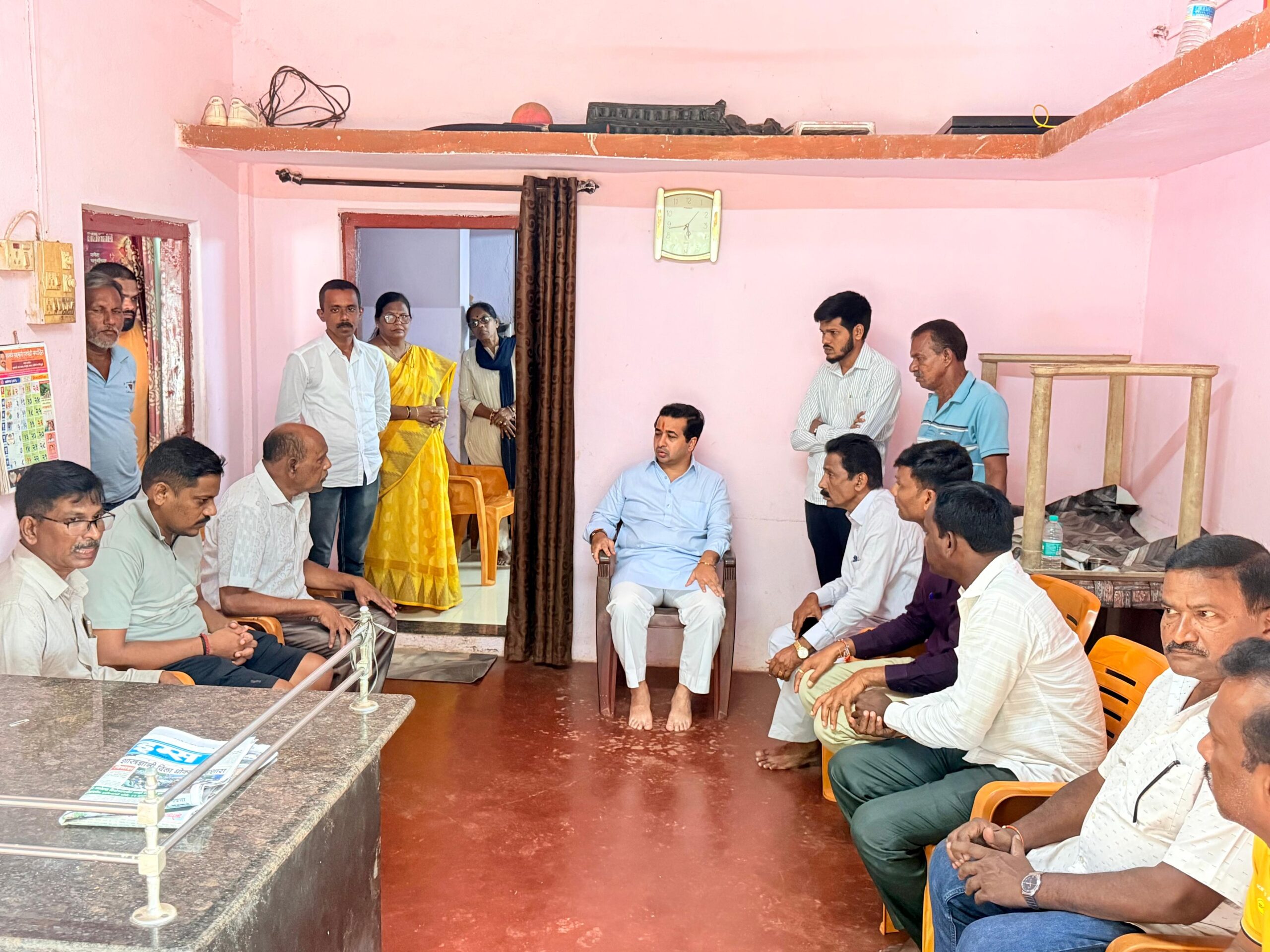 You are currently viewing पालकमंत्री नितेश राणेंकडून परब कुटुंबीयांचे सांत्वन