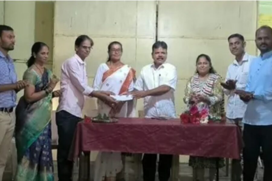 परुळे नं. ३ शाळेला संगणक कक्षासाठी निलेश सामंत यांची ६० हजारांची देणगी