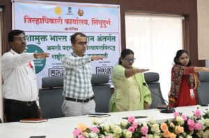 Read more about the article जिल्हाधिकारी कार्यालयातील अधिकारी व कर्मचारी यांना नशामुक्तीची शपथ