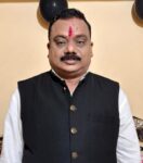 ओमकार हत्तीसोबत खेळणे थांबवा; ठोस निर्णय घ्या”