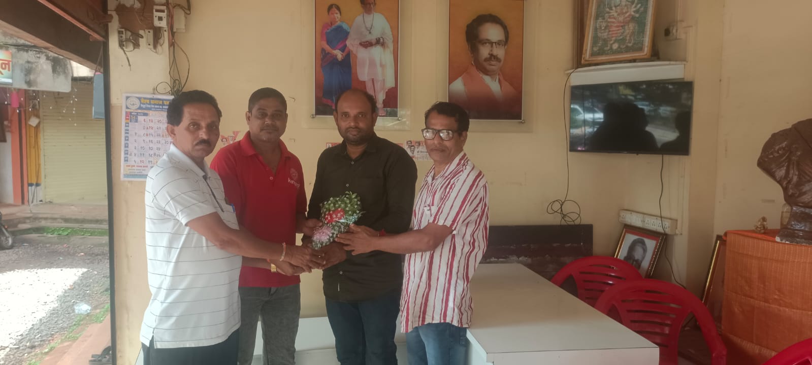 You are currently viewing कणकवली शिवसेना तालुकाप्रमुख राजू राठोड यांचा कळसुली विभागात सत्कार