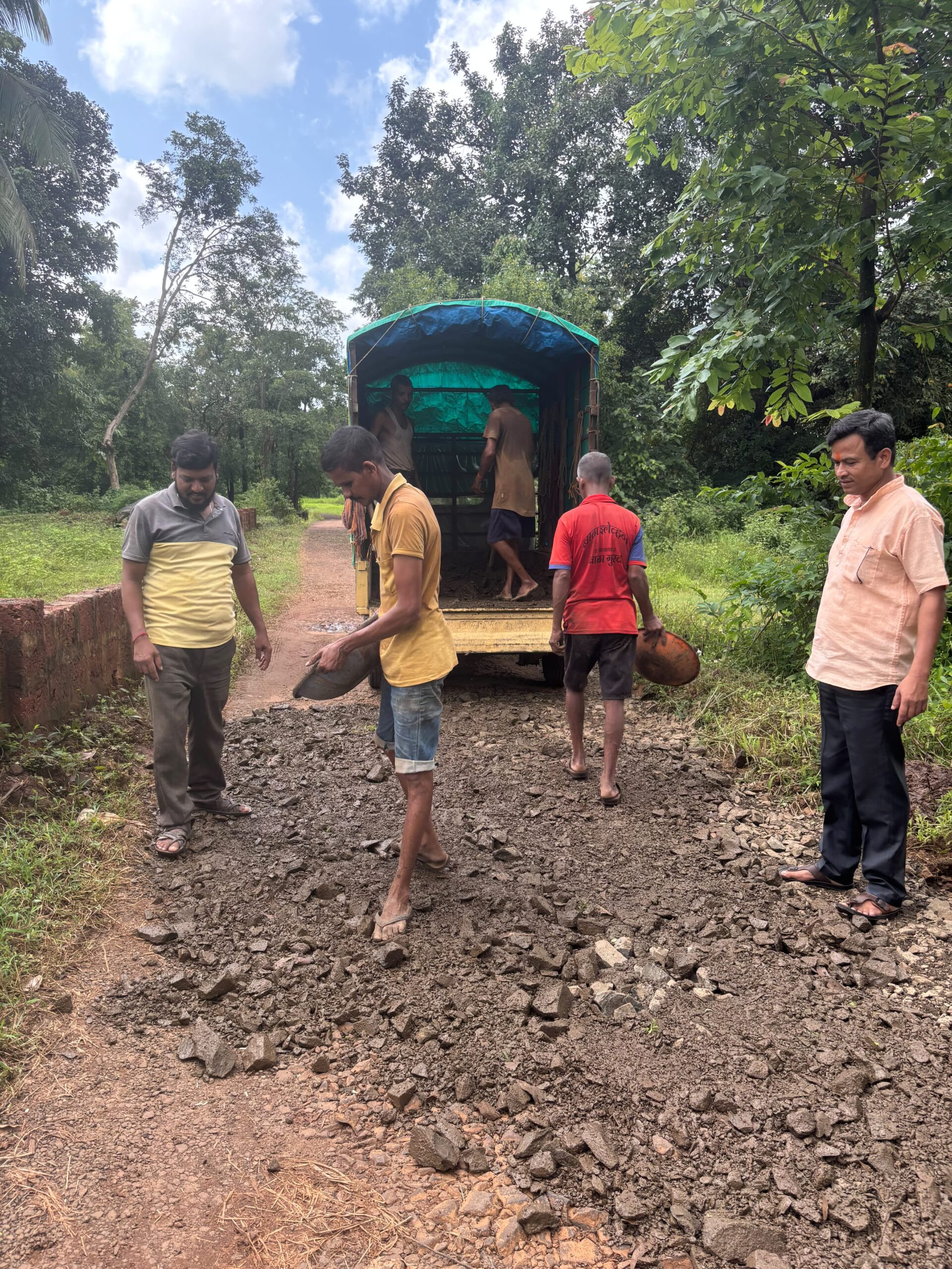 You are currently viewing बोर्डवेतील खड्डेमय रस्त्यांची तात्पुरती डागडुजी सुरू