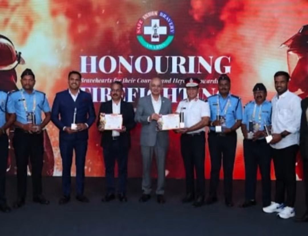 You are currently viewing सांगली महापालिका अग्निशमन जवानांचा मुंबईत ‘SafeTech Awards’ने गौरव