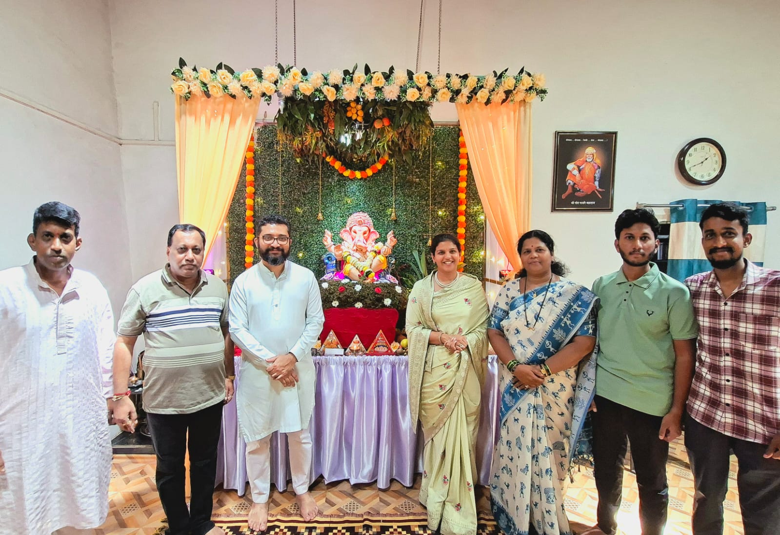 You are currently viewing भालेकर राजाचे नगराध्यक्षा श्रद्धा भोसले व युवराज लखम राजे भोसले यांनी घेतले दर्शन