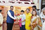 मुख्यमंत्री देवेंद्र फडणवीस यांच्या ‘वर्षा’ निवासस्थानी मंत्री नितेश राणेंनी घेतले सहकुटुंब श्री गणरायाचे दर्शन