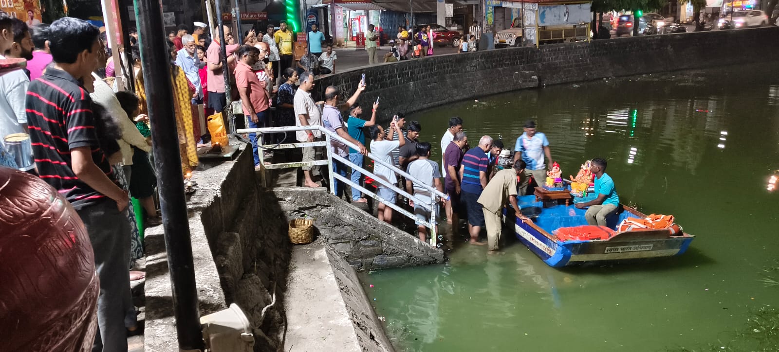 You are currently viewing महागाईवर मात करत सावंतवाडीत दीड दिवसांच्या गणपतींना भावपूर्ण निरोप; मोती तलावावर विसर्जनाचा उत्साह