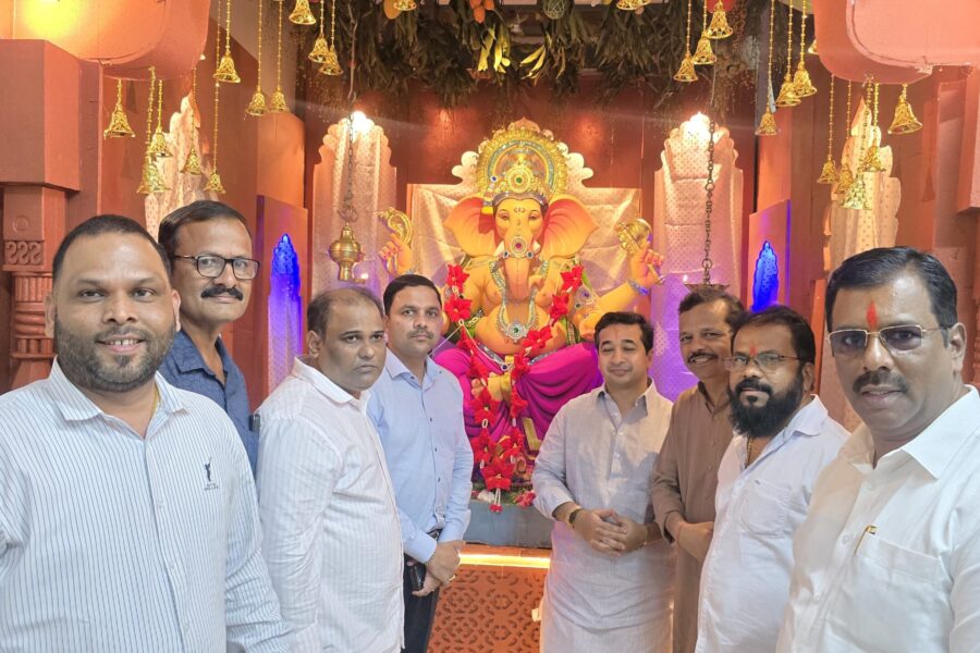 संजू परब यांच्या निवासस्थानी पालकमंत्री नितेश राणे यांच्याकडून गणरायाचे दर्शन