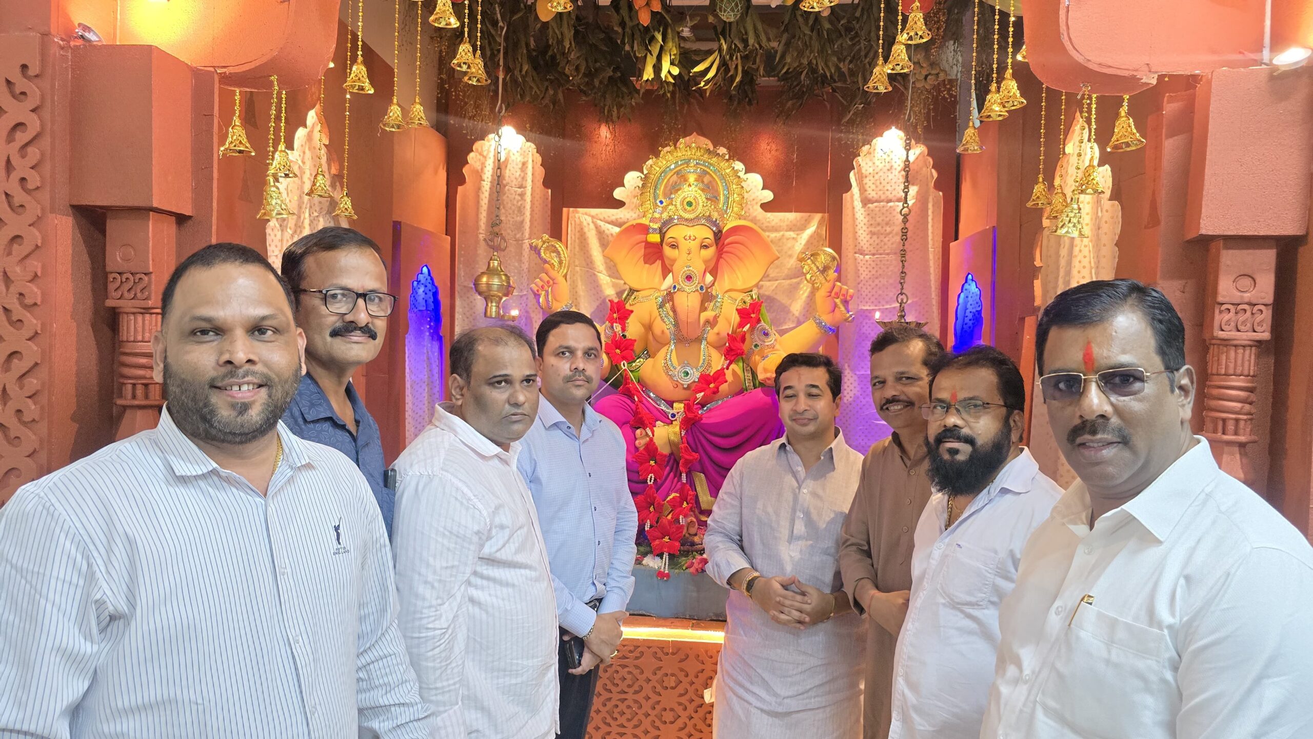 You are currently viewing संजू परब यांच्या निवासस्थानी पालकमंत्री नितेश राणे यांच्याकडून गणरायाचे दर्शन