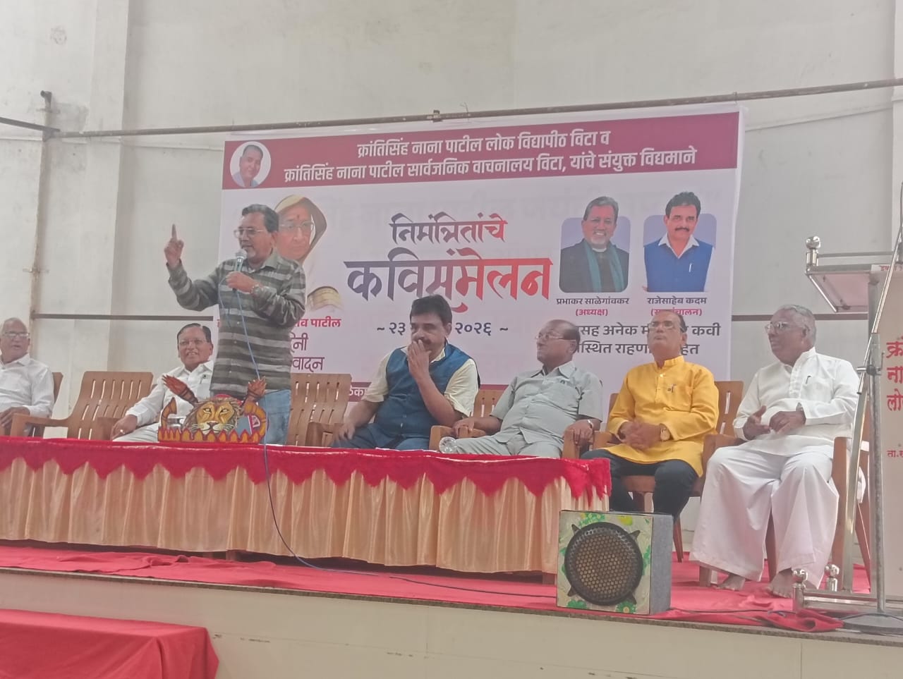 You are currently viewing विट्याच्या कविसंमेलनात उमटला वेदनांचा हुंकार : मराठवाड्यातील कविंनी जिंकले रसिकांची मने