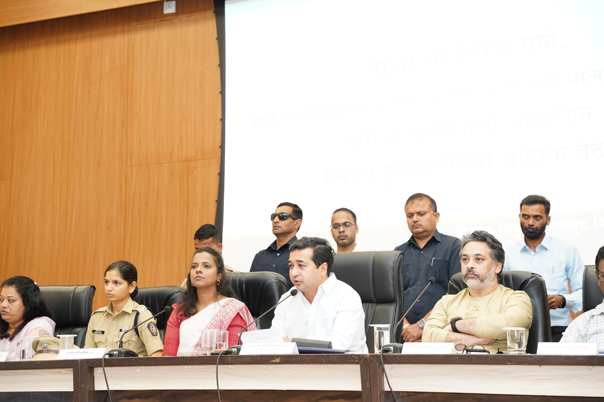 You are currently viewing सर्व मिळून दुष्काळावर मात करूया; बाधित शेतकऱ्यांना सरसकट मदतीला प्राधान्य