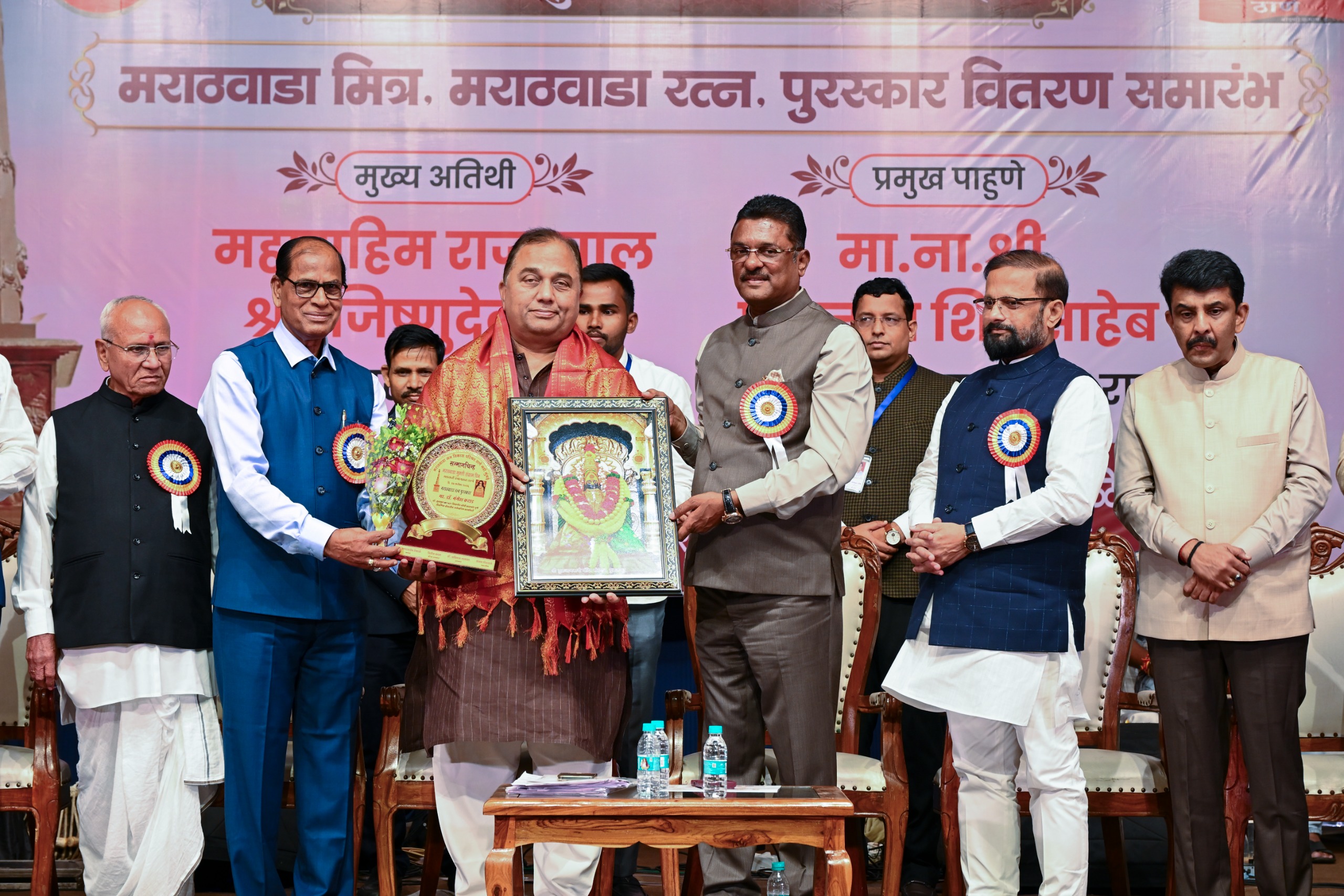 You are currently viewing प्रा. डॉ. मंगेश कराड ‘मराठवाडा रत्न’ पुरस्काराने सन्मानित