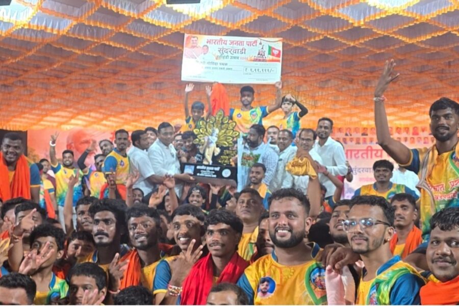 सात थरांची सलामी देत राजापूरच्या गोविंदांनी फोडली मानाची दहीहंडी!