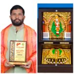 डॉ. दिनेश नागवेकर यांना शिर्डी येथे साईबाबांची मुर्ती, महावस्त्र व पादुका देऊन गौरव