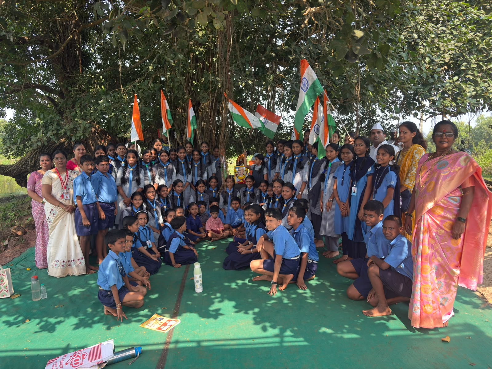 You are currently viewing शिरोडा मिठाचा सत्याग्रहस्थळी विद्यार्थ्यांना प्रथम स्थान महात्मा गांधींच्या प्रतिमेचे पूजन; सत्याग्रहींना श्रद्धांजली अर्पण