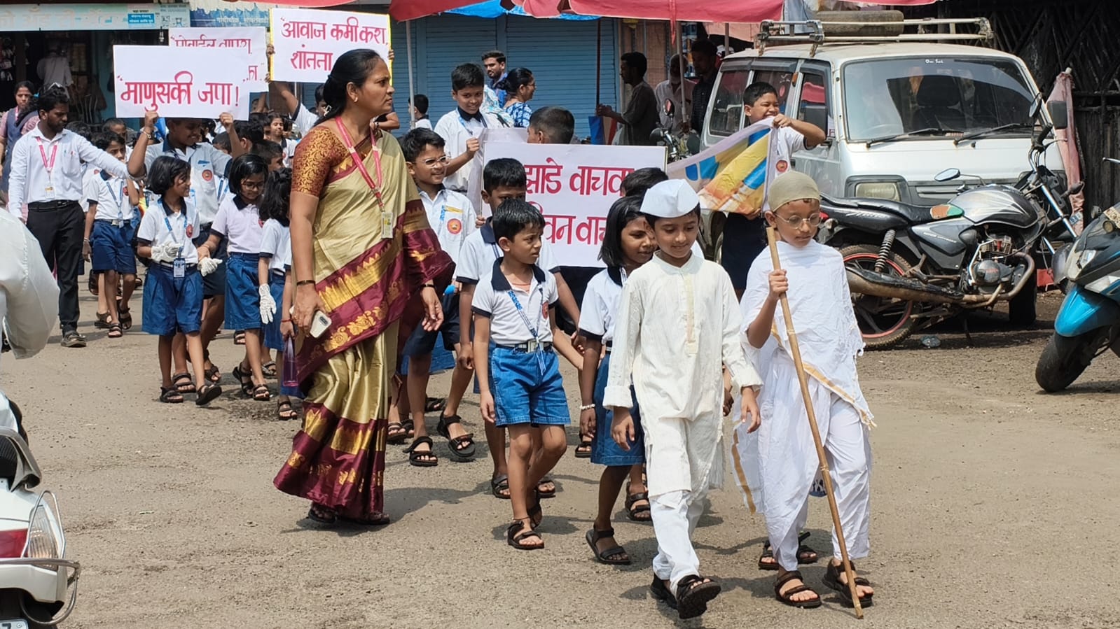 You are currently viewing गांधी-शास्त्री जयंतीनिमित्त भोसले स्कूलच्या चिमुकल्यांची सावंतवाडीत जनजागृती रॅली; घोषणांतून दिला स्वच्छता, पर्यावरण व मोबाईल वापराबाबत संदेश.