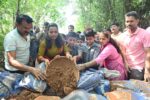 वनराई बंधारा बांधत पत्रकारांनी समाजासमोर निर्माण केला आदर्श