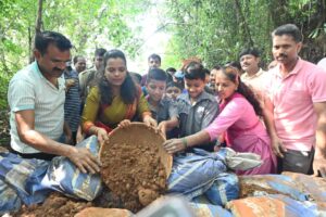 Read more about the article वनराई बंधारा बांधत पत्रकारांनी समाजासमोर निर्माण केला आदर्श