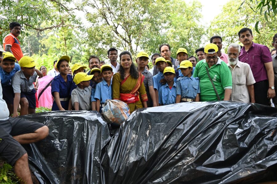 विद्यार्थ्यांच्या मनावर जलसंधारणाचे महत्त्व बिंबवित, पाण्याचा प्रत्येक थेंब जपण्याचे संस्कार