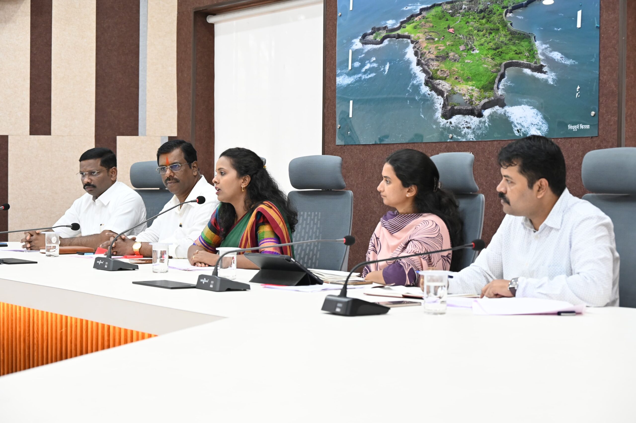 You are currently viewing जलसंधारणाच्या तांत्रिक कामांना प्राधान्य द्या; जलस्रोतांच्या बळकटीकरणासाठी पक्क्या उपाययोजना करा