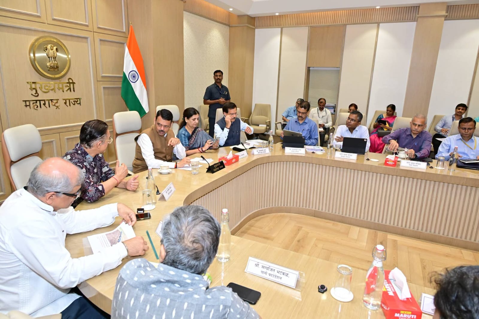 You are currently viewing केंद्रीय दुष्काळ पाहणी पथकासोबत मुख्यमंत्र्यांची बैठक