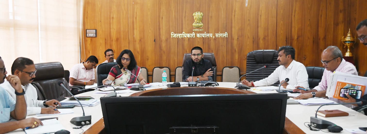 You are currently viewing दुष्काळ निवारण आणि ग्रामीण उपजीविका संरक्षणासाठी व्हीबी जी राम जी योजनेची प्रभावी अंमलबजावणी करावी : जिल्हाधिकारी डॉ. मैनाक घोष