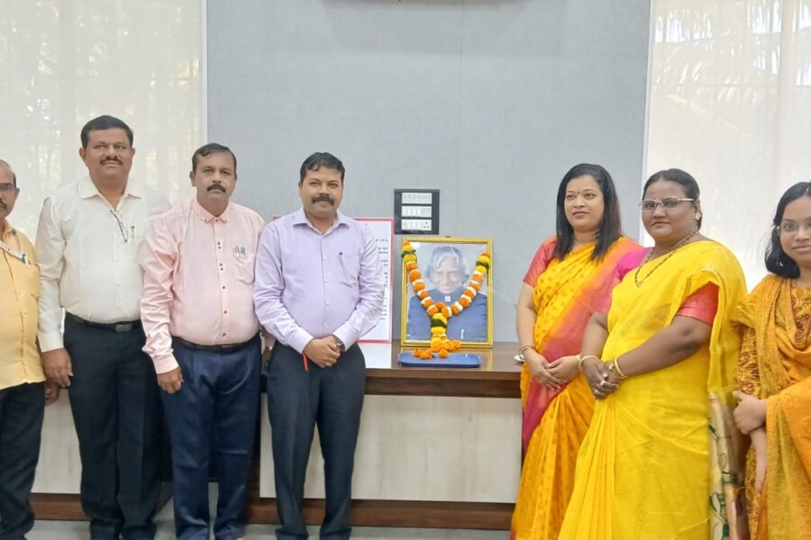 भारतरत्न डॉ. ए. पी. जे. अब्दुल कलाम यांच्या जयंतीनिमित्त जिल्हा प्रशासनाच्या वतीने अभिवादन