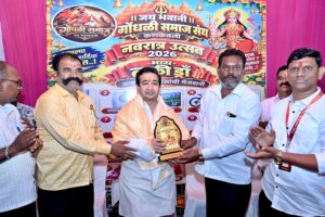 Read more about the article जय भवानी गोंधळी समाज संघाच्या नवरात्रोत्सवाला पालकमंत्री नितेश राणे यांची भेट