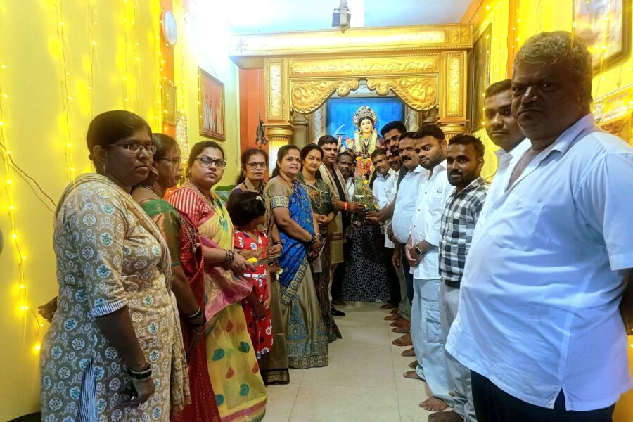 वेंगुर्लेतील शिवसेना शाखेत वैभव नाईक यांनी घेतले दुर्गामातेचे दर्शन