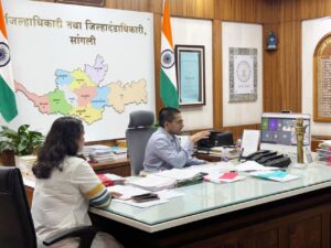 Read more about the article चारा उपलब्धतेसाठी साखर कारखान्यांनी सहकार्य करावे : जिल्हाधिकारी डॉ. मैनाक घोष