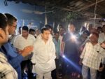 शेर्लेत पालकमंत्री ना. नितेश राणे यांच्याकडून जळीत दुकानाची पाहणी 