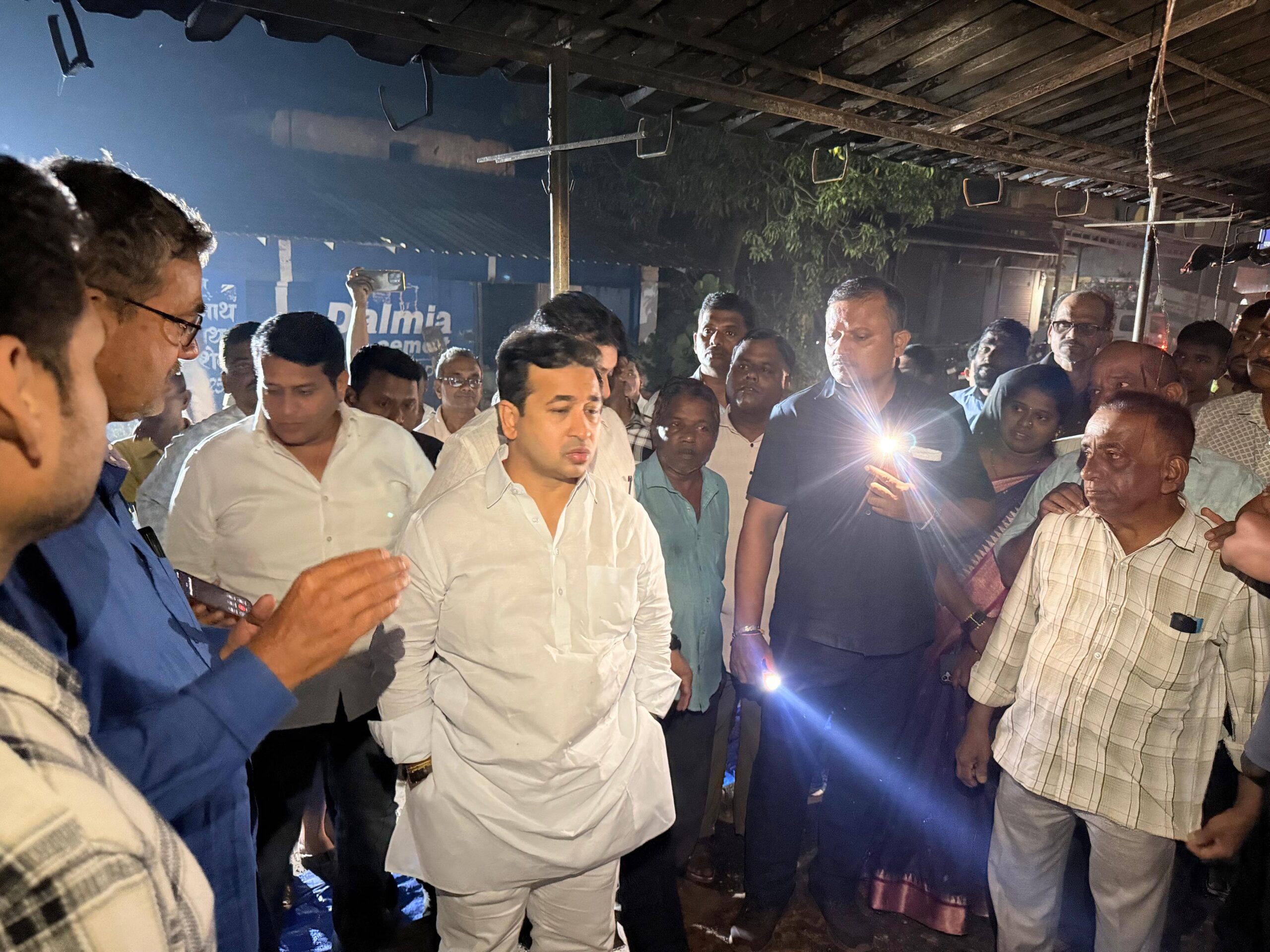 You are currently viewing शेर्लेत पालकमंत्री ना. नितेश राणे यांच्याकडून जळीत दुकानाची पाहणी 