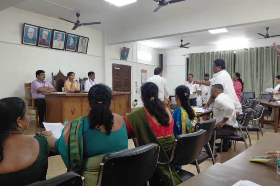 सावंतवाडी पालिकेच्या सभेत गदारोळ; पाणीपुरवठा सभापतींच्या राजीनाम्याची मागणी