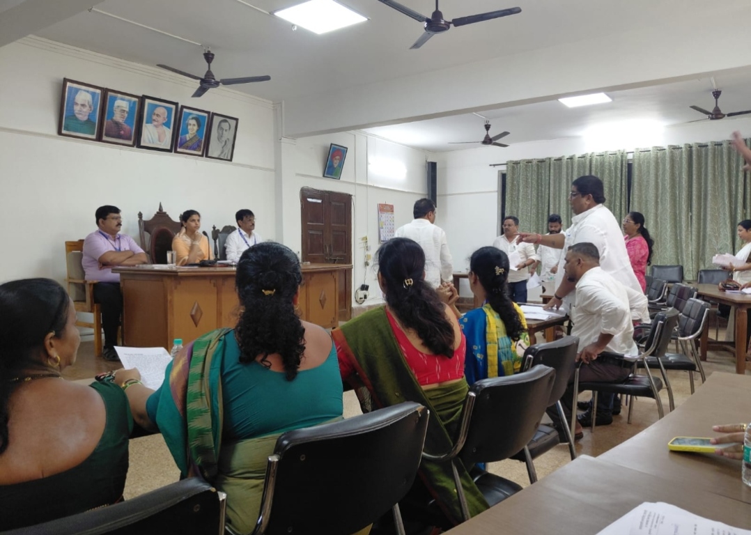 You are currently viewing सावंतवाडी पालिकेच्या सभेत गदारोळ; पाणीपुरवठा सभापतींच्या राजीनाम्याची मागणी